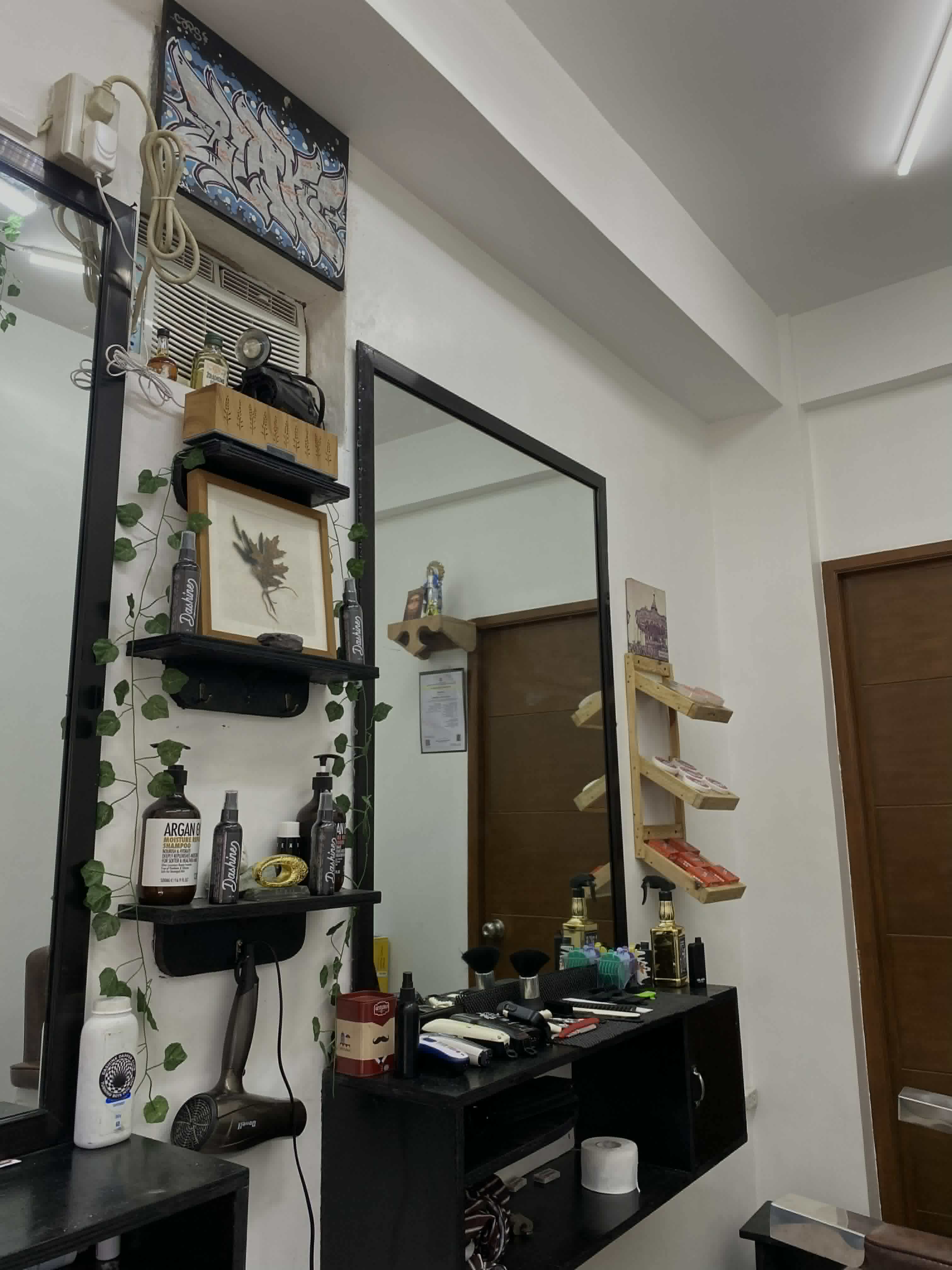 Chayson's Barbershop Interior